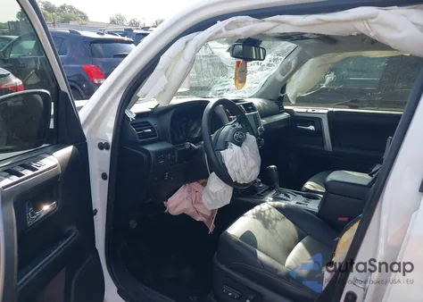 2020 Toyota 4Runner Sr5 Premium z USA, uszkodzony, nr VIN JTEBU5JR2L5765401